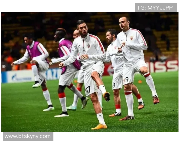 足球球星经典动作全解析 从基础技巧到高难度花式展示